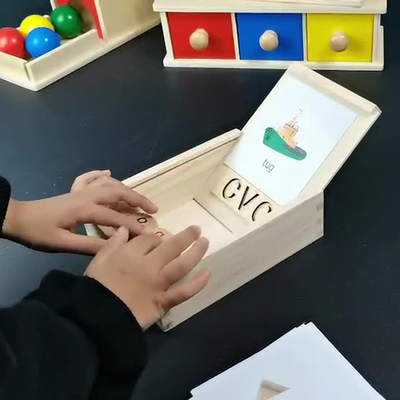 บล็อกอ่านไม้ Montessori หมุนตัวอักษรหมุนการเรียนรู้ตัวอักษร